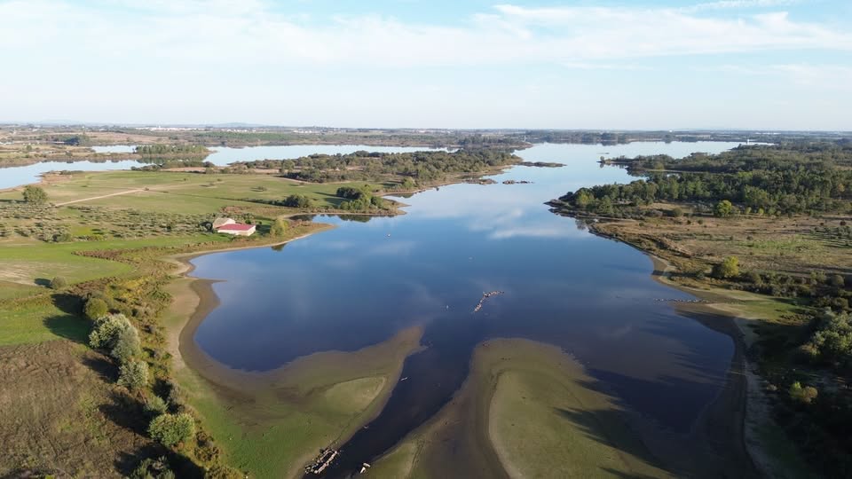 The Marateca reservoir as it is today — surrounded by fields and forest